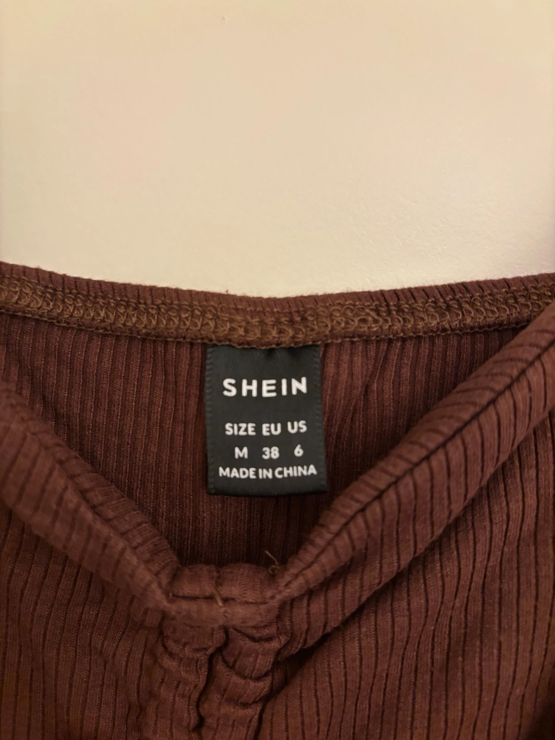 Brun ribbad linnetopp  - 2