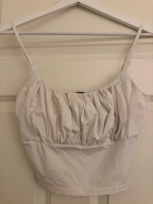 Vit linnetopp  - Säljer en vit linnetopp från shein i storlek Tall M. Toppen har smala justerbara axelband och rynkade detaljer.