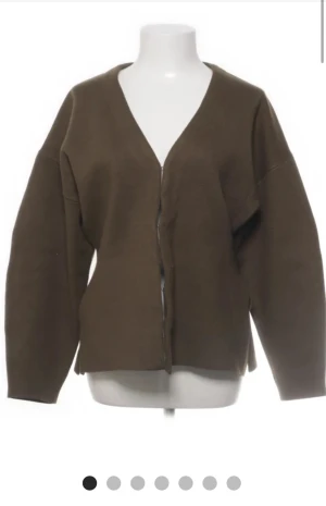 ZARA Brun kofta med v-ringning - Snygg brunish/mörkgrön  kofta med v-ringad hals och långärmad design. Materialet känns mjukt och värmande ganska bra nu för vintern. Hittar ej på Zaras hemisida längre vet ej om de har slutat säljas eller inte 💞