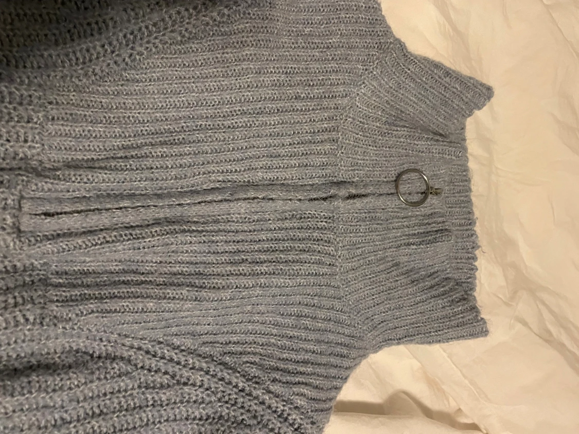 Ljusblå stickad tröja med half zip - 1