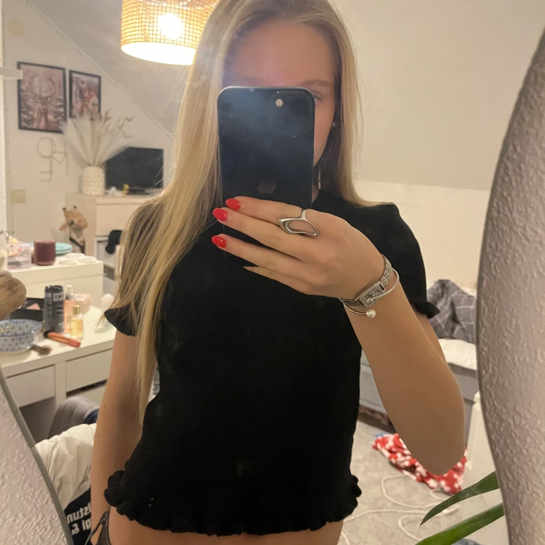 Svart ribbad topp med volangkant - 1