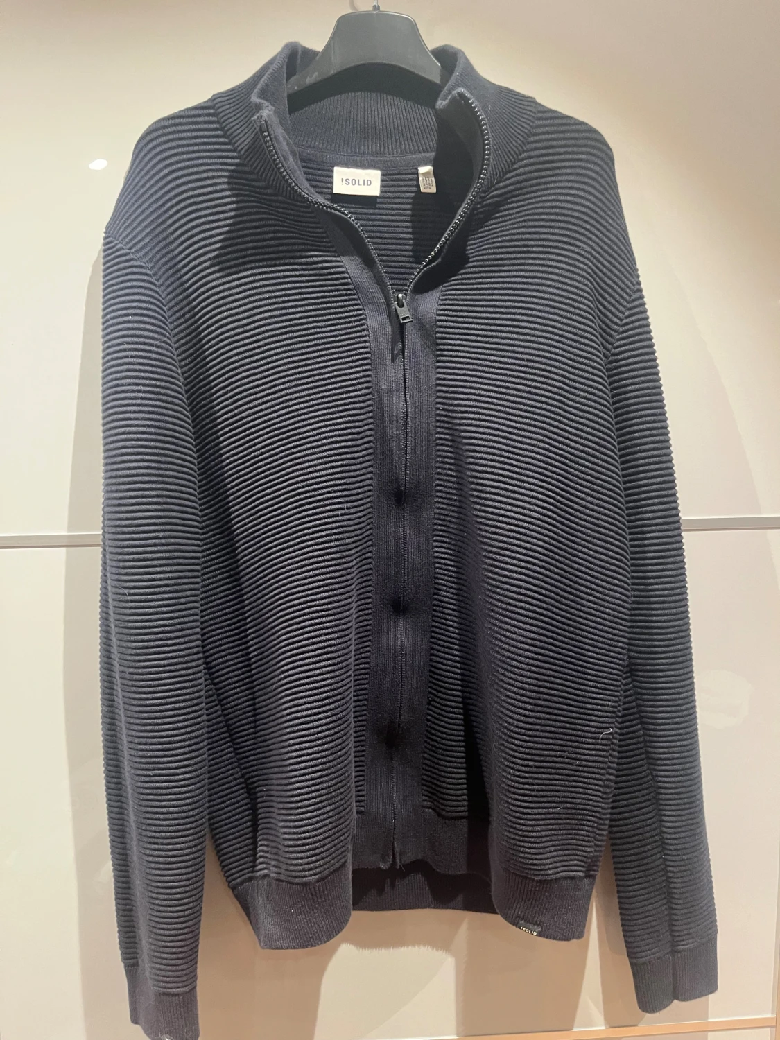 Mörkblå ribbad kofta från Solid