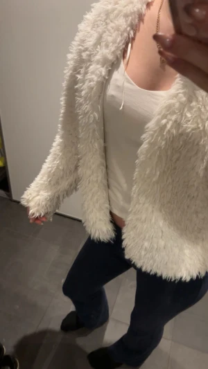 Vit fluffig pälströja Gina Tricot XS - Säljer en supermjuk och fluffig vit pälströja från Gina Tricot i storlek XS. Använder inte därav säljer jag. 