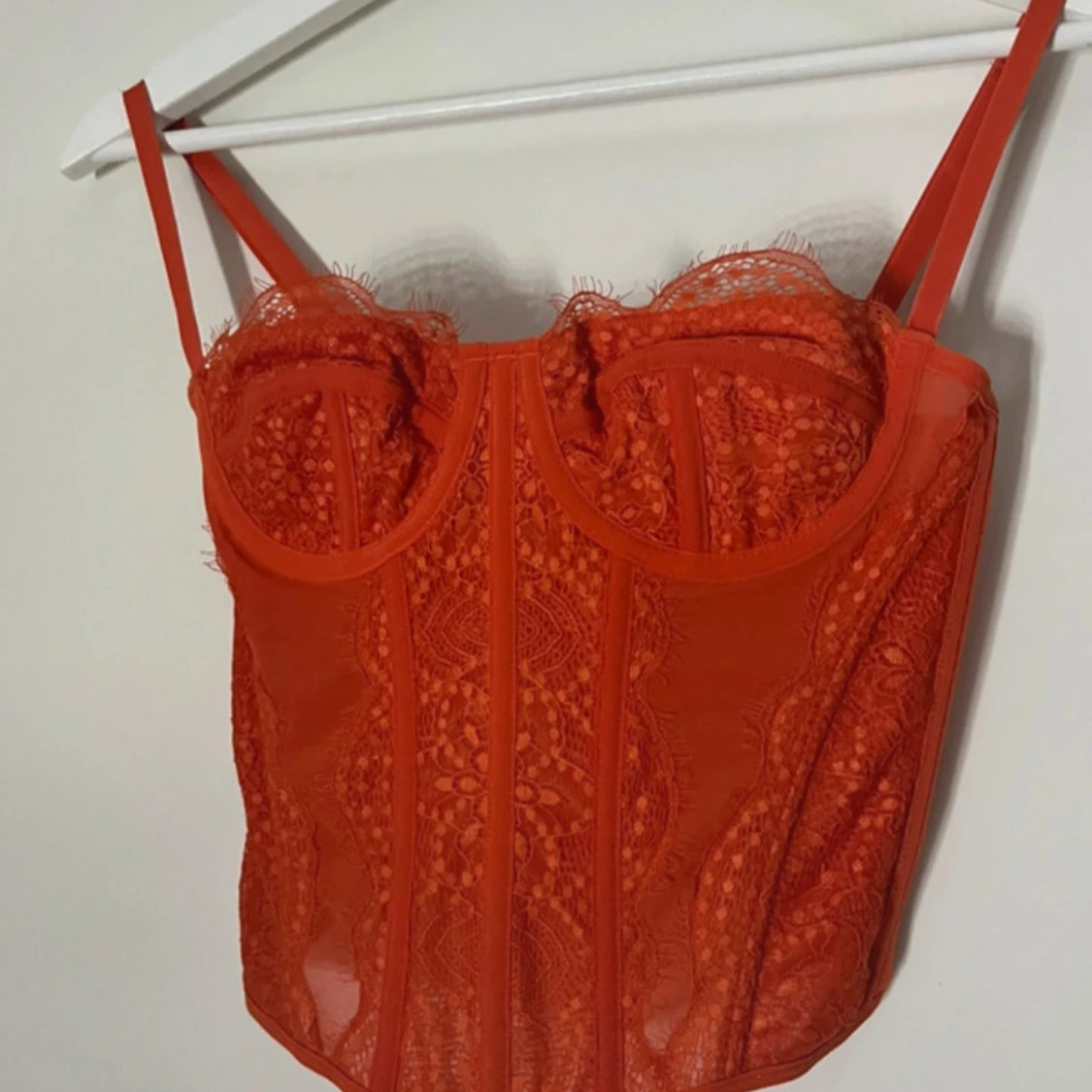 Röd spetskorsett med axelband