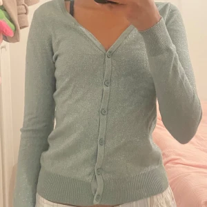 Glittrig kofta - Jättegin glittrig kofta från vero moda som jag knappt använt💕💕