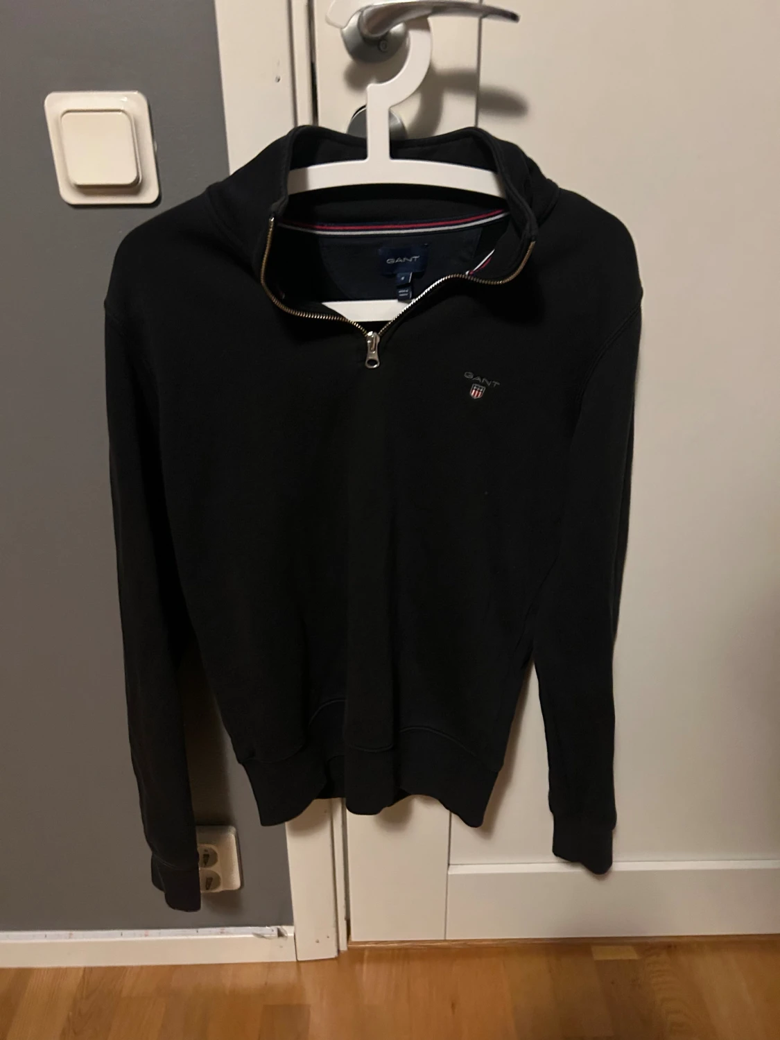 Svart half zip hoodie från GANT