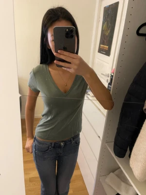Grön v-ringad topp - Snygg grön topp med v-ringning och korta ärmar. Bra skick. 💕Skriv om du har frågor, kolla min profil för annat snyggt