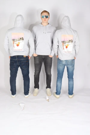 L’invernos after-ski hoddie  - Snygg ljusgrå hoodie från l’inverno med broderad logga på bröstet och stort färgglatt tryck på ryggen med berg, skidor och en dricka. Hoodien har ett snöre i huvan och mjukt material som känns skönt mot huden. Perfekt för dig som gillar unik design och vintervibes.