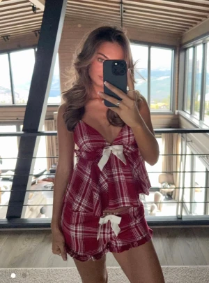 Jul pyjamas set ❤️ - Pyjamas set från Gina Tricot i storlek S. Säljer pågrund av fel storlek! Lappar kvar och endast testade aldrig använda i mer än 10 min 🥰❄️🎄