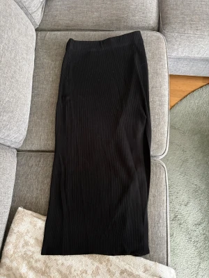Ribbad svart lång kjol - Säljer min långa ribbade kjol från märket Giorgia i stl M/L🤍 Använd ett fåtal gånger