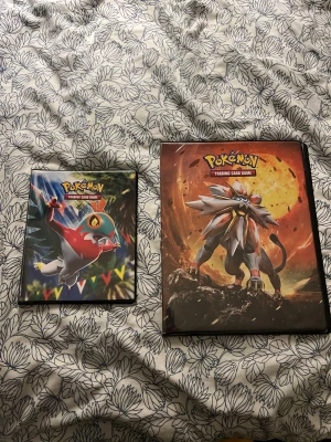 Pokémon Trading Card Game Samlaralbum - Två coola samlaralbum för Pokémon Trading Card Game med färgstarka och episka motiv av populära Pokémon. Perfekt för dig som vill organisera och visa upp din samling på ett snyggt sätt. Passar både nybörjare och erfarna samlare som älskar Pokémon!
