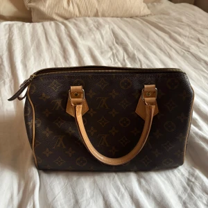 Fin väska - Fin väska ok skick inuti utsidan e hur bra som helst insidan e lite smutsig och fläckig från smink och så då den e ganska gammal och andvänd  men inget som syns vid andvänding alls!