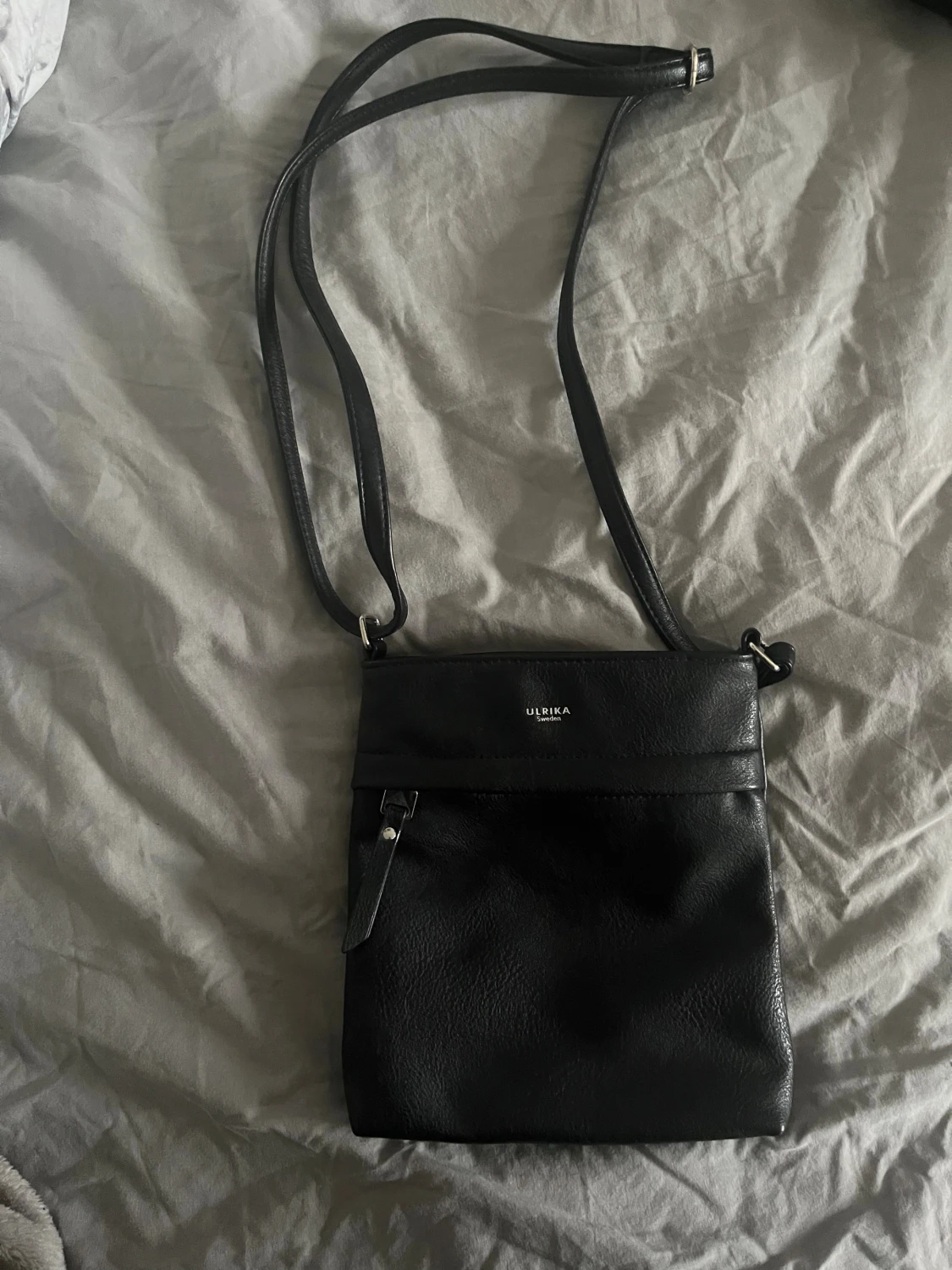 Svart axelväska från Ulrika