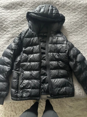 Peak Performance Jacka - Säljer en svart dunjacka från Peak Performance i storlek M. Är själv en XS/S i vanliga fall. Enda defekten är ett litet håll längst ner på jackan (se bild). Men påverkar ej funktionen. 