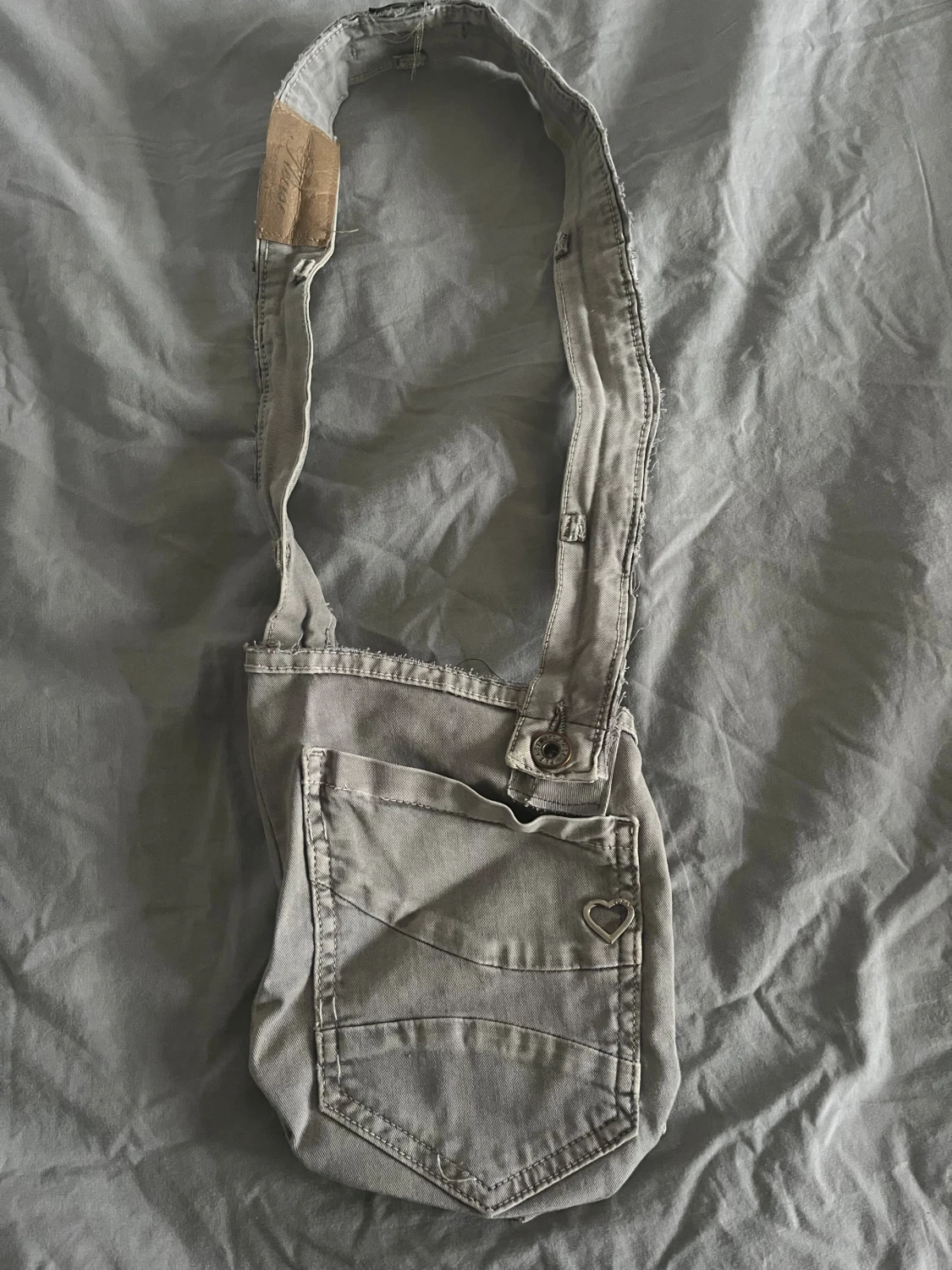 Grå axelväska med hjärtdetalj