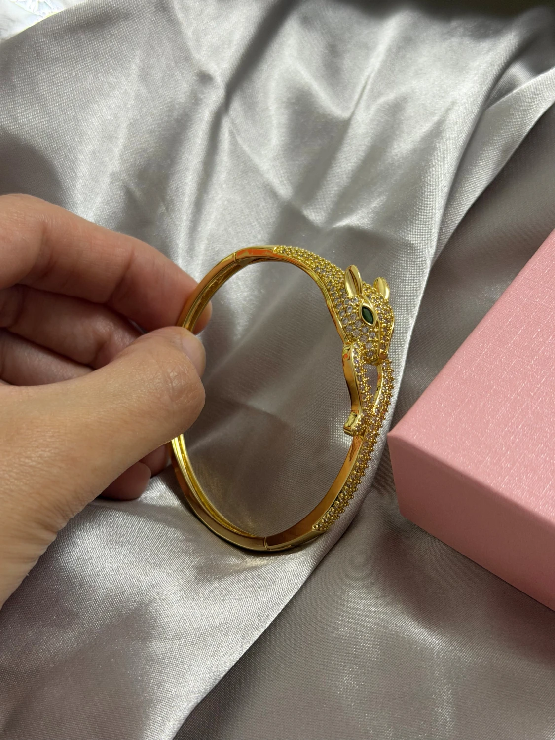 Glittrigt guldarmband med leopardhuvud  - 2