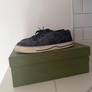 Gucci GG sneakers grå/svart - Snygga gucci skor jag köpte i Barcelona för ett halvår sedan. Äkthet garanteras, all og köpta för 650 dollar. Storlek 8 fits 42/43. Toppen skick skriv vid frågor Mvh WH 