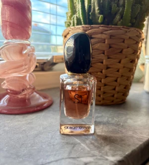 Giorgio Armani Sì parfym - Stilren parfym från Giorgio Armani med elegant design. Perfekt för dig som vill ha en ikonisk flaska i samlingen. 30 ml, se bild hur mycket som använts 