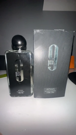 Afnan 9PM Eau de Parfum 100ml tar byten ‼️ - Snygg och modern parfym från Afnan, 9PM, i stor flaska på 100ml. Perfekt för dig som vill sticka ut med en stilren doftflaska. Eau de parfum-variant för extra långvarig effekt. Kom med bytte nära falun