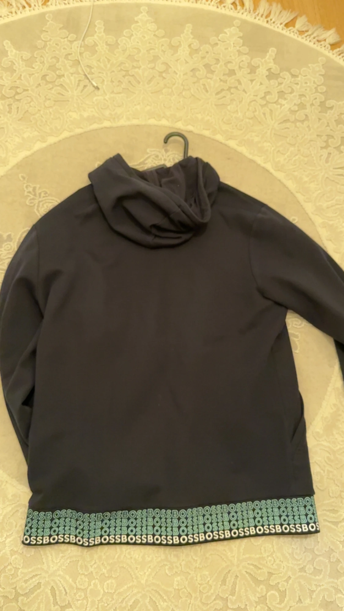 Svart hoodie från BOSS med dragkedja - 1