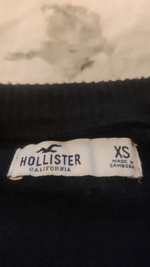 Svart stickad tröja från Hollister - Svart stickad tröja från Hollister, säljer då den inte används. Storlek Xs💞