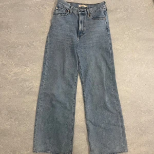 Levis jeans - Säljer ett par helt nya levis jeans på grund av att de är för små. Aldrig använda, endast testade. Modell: ribcage wide leg jeans. Storlek: W27 L32. Nypris: 1349kr. Skriv för fler bilder.