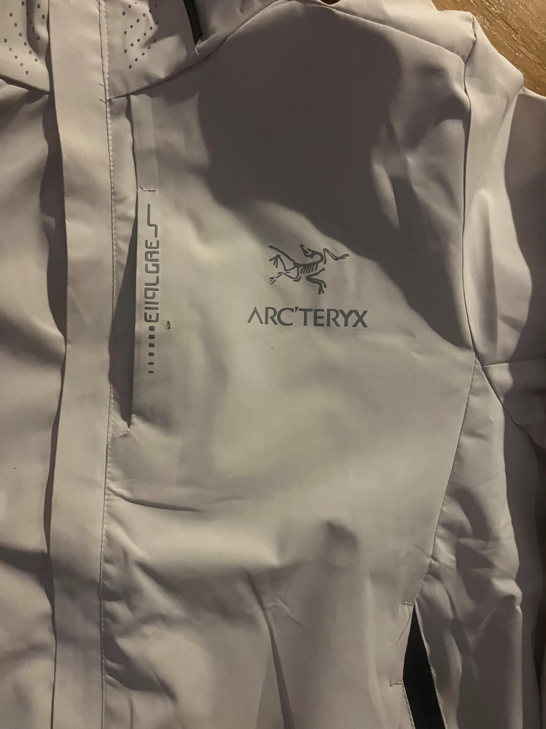 Vit Arc'teryx regnjacka med huva - 1
