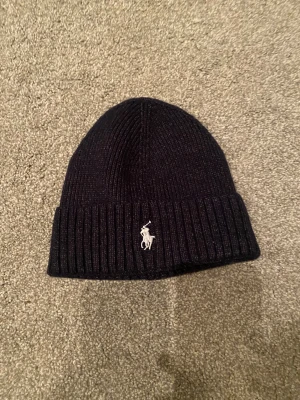 Polo raulp lauren mössa - Säljer nu denna riktigt feta polo raulp lauren mössan . Mössan är blå. Mössan har inga tecken på slitage (se bilder) hör av er vid frågor eller funderingar // monsaire