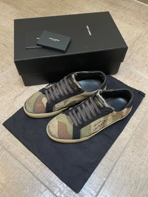 Saint Laurent Skor  - Ett par Extremt snygga Svarta Saint Laurent skor i mycket bra skick! Skorna är i storlek 42 och modellen är SL/06. Kontakta gärna oss om du har frågor, dessutom så kan priset diskuteras! Mvh saint ;)