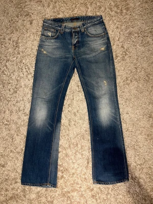 Nudie jeans bootcut ola 2007 vintage flared archive laidback selvedge hedi slimane  - Nudie jeans i modell bootcut Ola från 2007, nudie jeans slutade producera denna modell år 2009. Det är i mycket bra skick och är väl omhändertagande med en skön fade och snygga slitningar o lagningar. Storlek 30/32 och mått kan såklart skickas vid osäkerhet. Postas samma dag som köp eller dagen därpå🙌💯