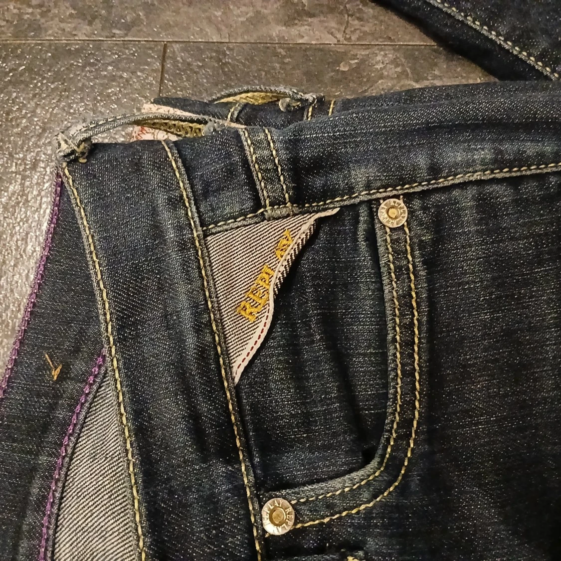 Replay jeans med gul söm och broderi - 2