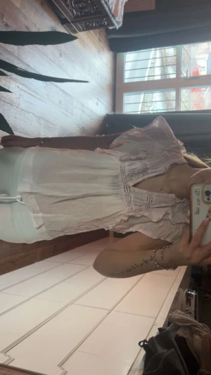 Ljusrosa blus från Neo Noir - Supersöt ljusrosa blus från Neo Noir med volangdetaljer. 