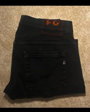 Dondup George - Dondup Jeans George! Trendigaste jeansen på marknaden🤩 Skick: 9,5/10 Ny pris: 4000 kr Säljs för: 699     Tveka inte att sriv vid frågor och funderingar och prisörslag tas gärna också💯