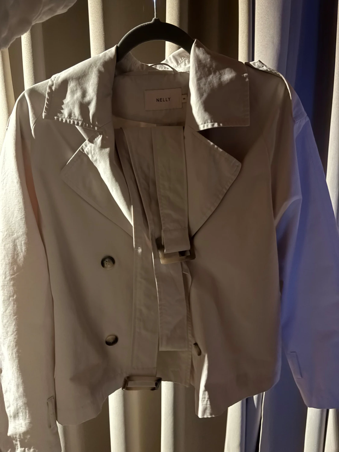 Beige croppad trenchcoat från Nelly