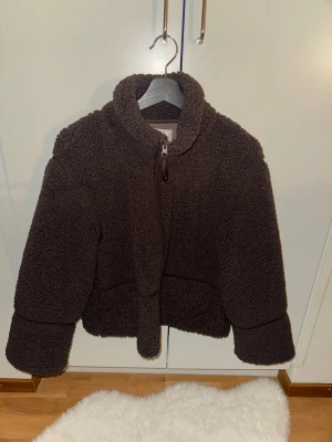 Ginatricot teddyjacka - Hej, säljer min bruna Ginatricot Teddy/pilejacka, den är i Young modellen sitter perfekt på och är varm och mysig. Knappt använd💕