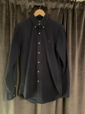 Ralph Lauren skjorta  - Säljer en riktigt najs Ralph Lauren skjorta i storlek M || Skick 9/10 || Hör av er vid minsta fundering!