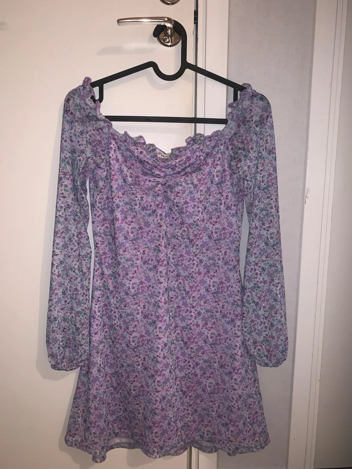 Ljuslila blommig klänning från Nelly - 1