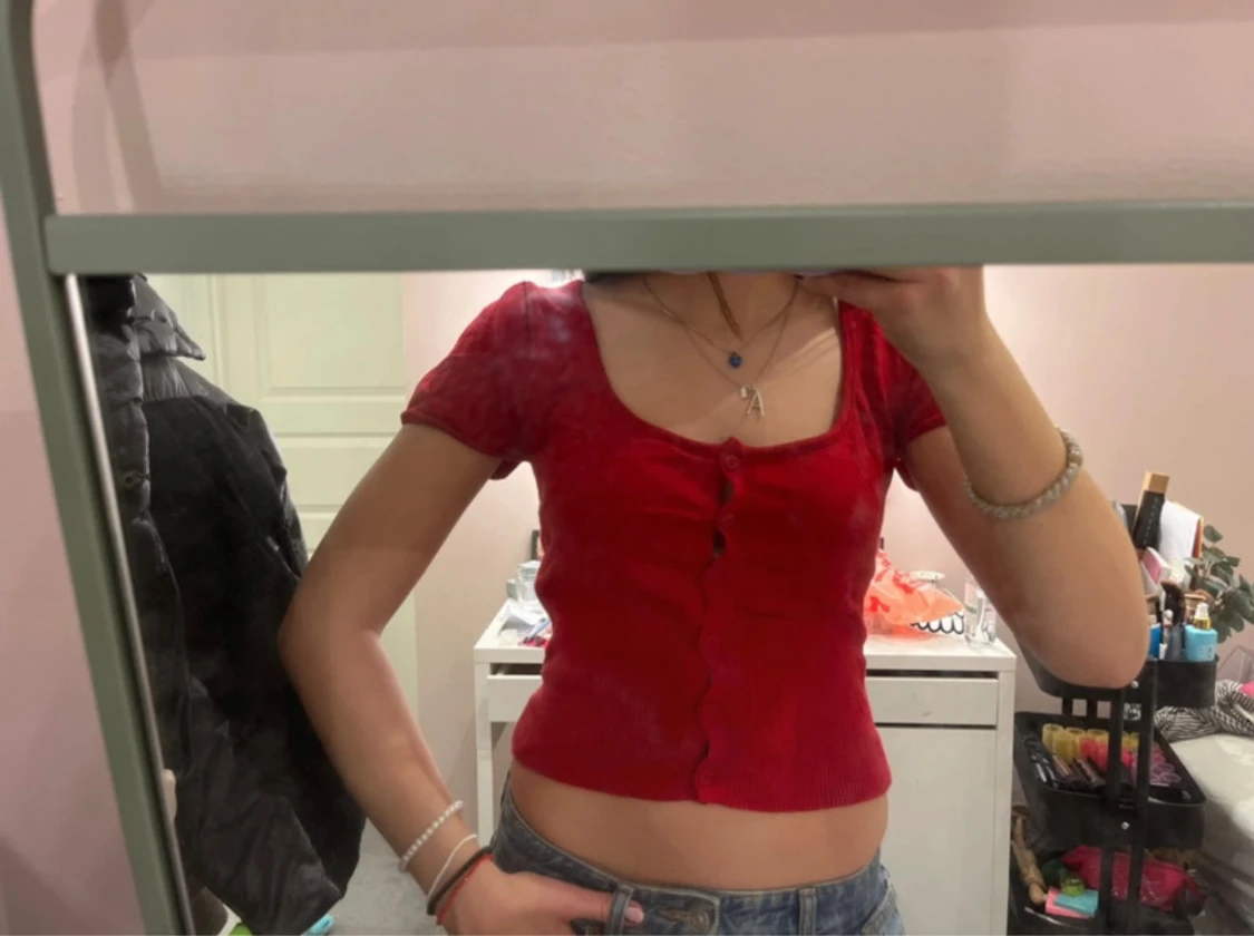 Röd croppad topp från pull & bear