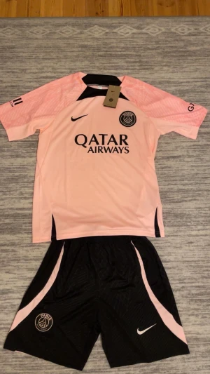 PSG tränings kit - Säljer en rosa Psg träningskit i storlek S för 599 kan köpa enskilt T-shirt för 399 o shortsen för 199 elr hela för 599 
