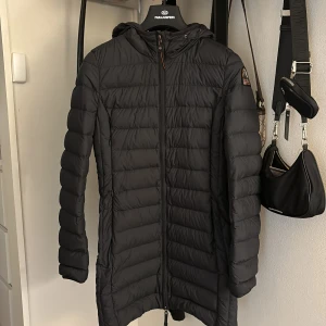 Parajumper  - Köpt förra året. Använd 1-2 gånger   Nyskick. Inga skador! Storlek Xs 💞🙌🏼 