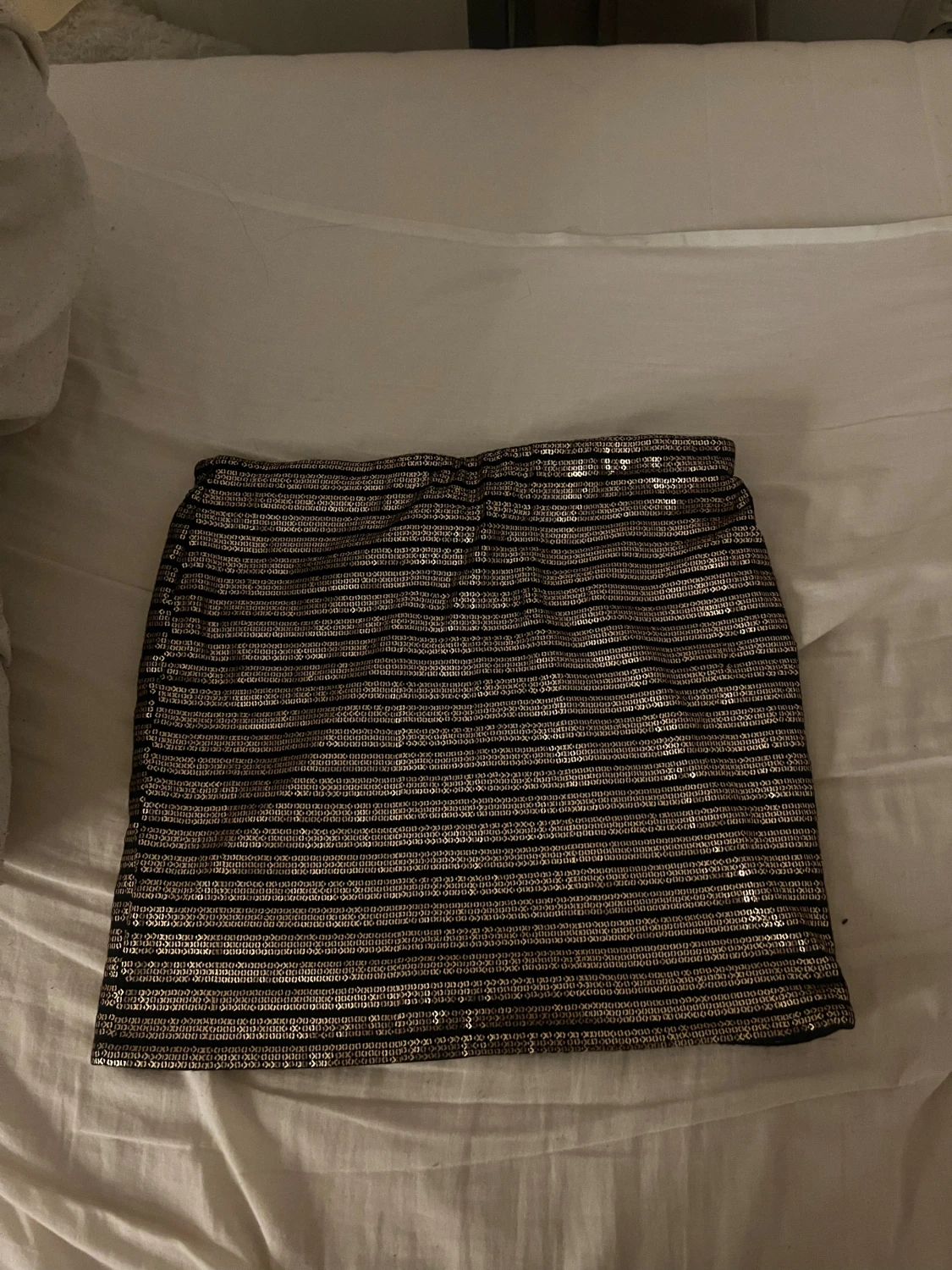 Guldig paljettkjol från Amisu