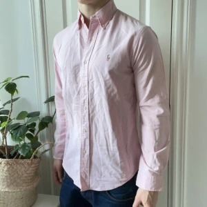 Ralph Lauren skjorta  - Ralph Lauren skjorta, inga defekter! Modellen är 180 cm 75 kg, passar honom bra! 👍 väldigt fint plagg som du kan köpa paket med andra i min profil 🫡