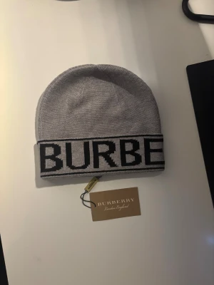 Grå Burberry mössa - Helt ny. Perfekt inför vintern 