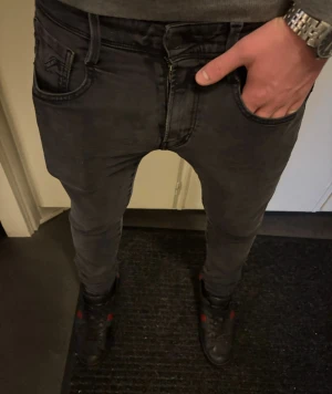 Replay anbass jeans slim fit - Tja! Säljer dessa riktigt snygga Replay anbass jeans| W29 L32| Färg~Mörkgrå | Jag på bilden är 181! Hör av er vid minsta lilla fundering🙌