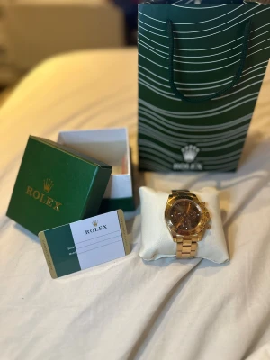 Guld klocka - En guld klocka, fint skick aldrig använd, mer info kan tas privat bara att skriva😁