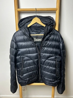 Herno jacka | S  - Blå jacka från Herno | fint skick, inga defekter | jackan är i storlek 48 vilket motsvarar S | har du frågor tveka då inte på att höra av dig 