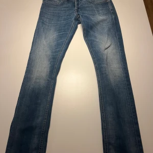 Blå skinny jeans från George, storlek 31 - Tja! Säljer ett par riktigt feta dondup jeans i storleken 31 i en riktigt schysst färg