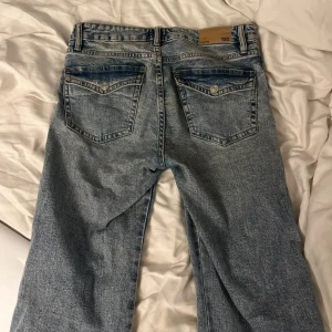 Bootcut jeans från 157 i ljusblå denim - Säljer ett par 90's bootcut jeans från lager 157. Jättefin passform och passar mig perfekt i längd som är 172, men används tyvärr inte längre 