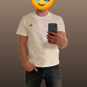 T-shirt  - Helt ny! Levereras inplastade, skickas inom 24h🔜📦 Finns fler bilder privat 🙌🏼                          Personen på bilden är 180cm lång och väger 80kg. Personen på bilden bär en Storlek M. 