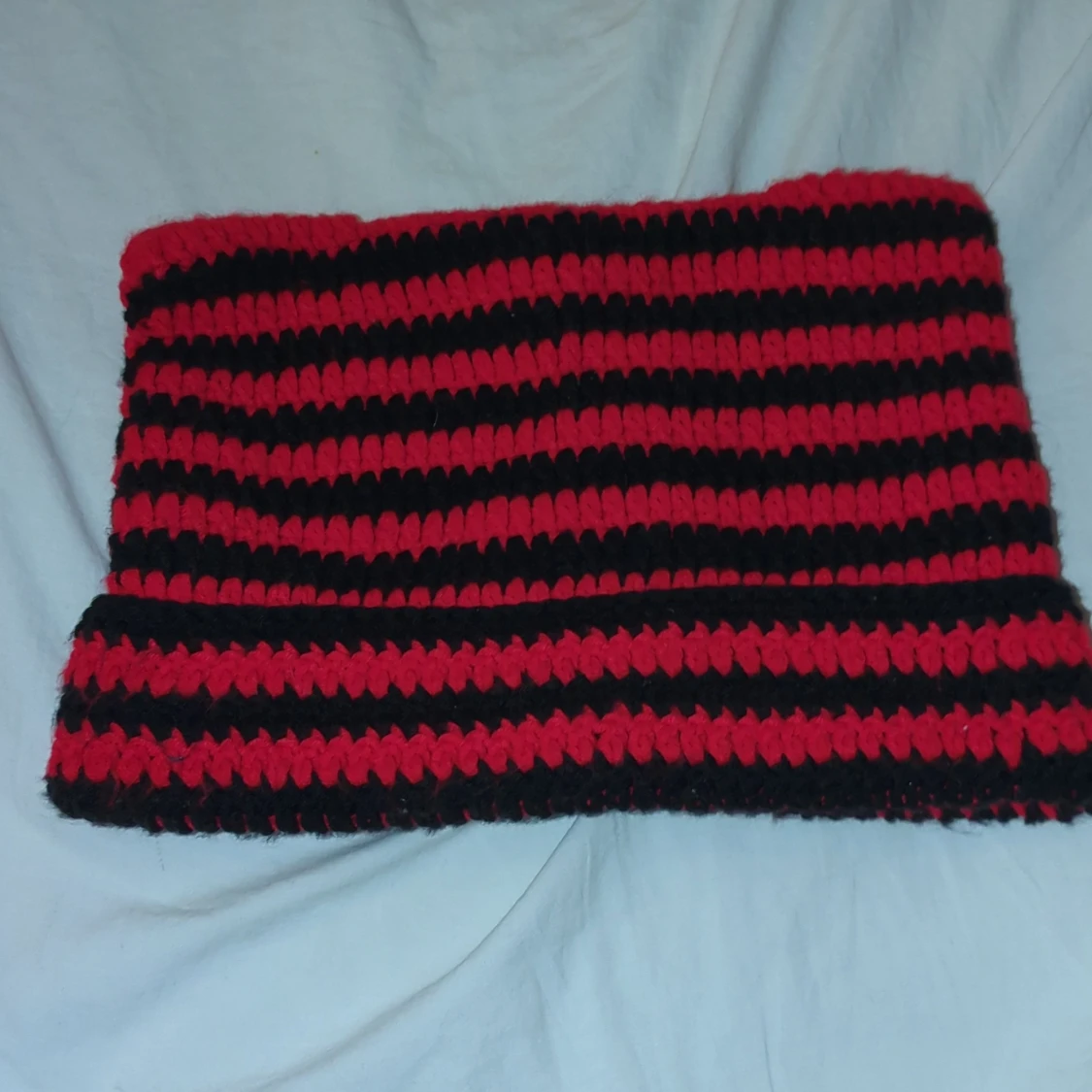 Stickad randig cat beanie i rött och svart